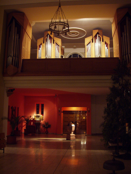 Taufbecken und Orgel  mit Allgemeinbeleuchtung