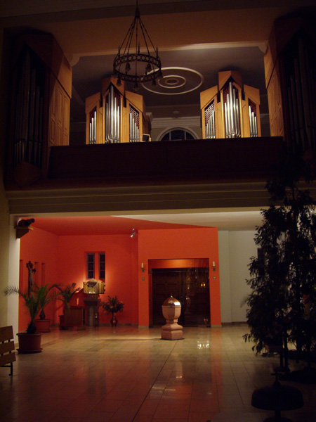 Taufbecken mit Allgemeinbeleuchtung und Orgel